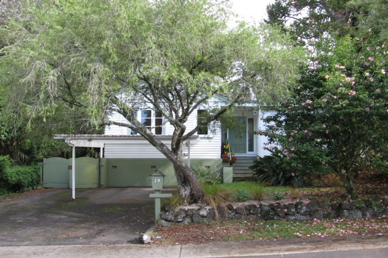Photo of property in 19 Hollywood Avenue, Titirangi, Auckland, 0604