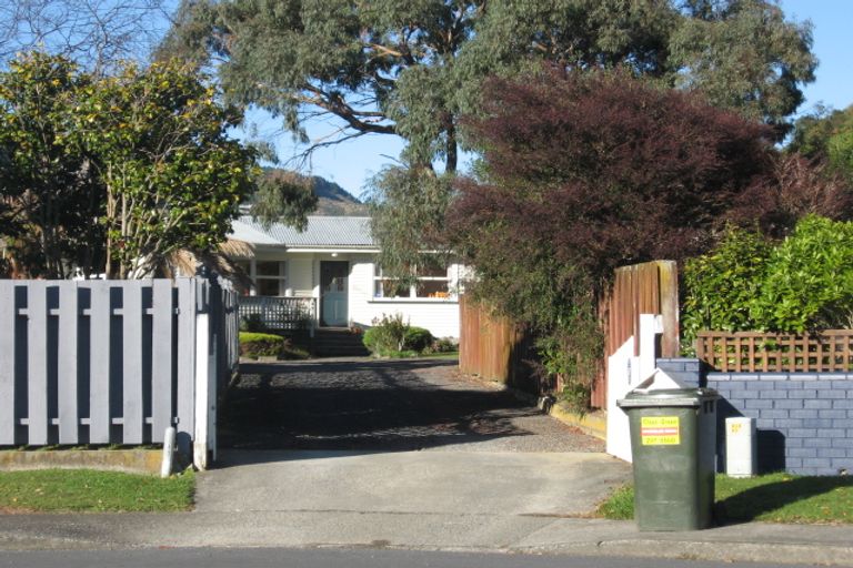 Photo of property in 17 Brazier Grove, Paraparaumu, 5032