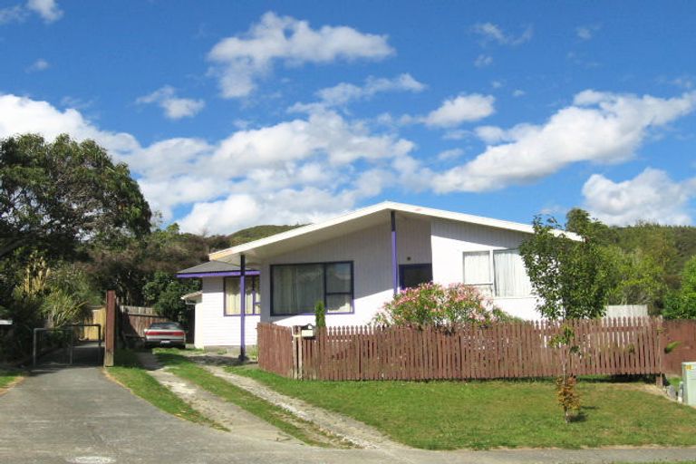 Photo of property in 16 Blueberry Grove, Timberlea, Upper Hutt, 5018