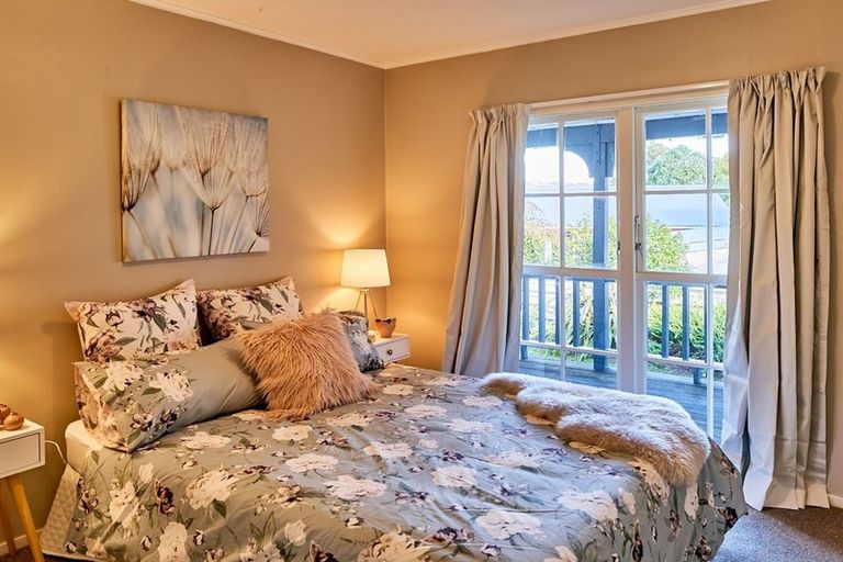 Photo of property in 61 Gloaming Hill, Titahi Bay, Porirua, 5022