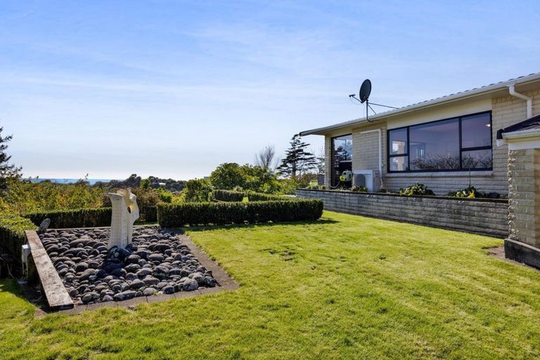 Photo of property in 14 Sequoia Grove, Merrilands, New Plymouth, 4312
