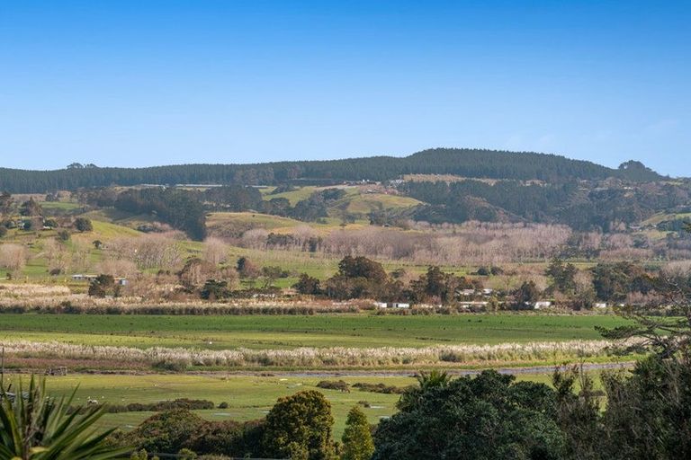 Photo of property in 2 Kaipara Crescent, Helensville, 0800