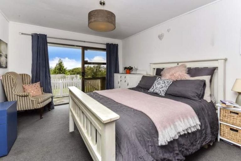 Photo of property in 10 Unsworth Drive, Unsworth Heights, Auckland, 0632
