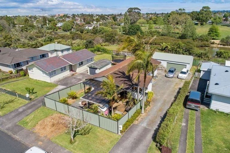 Photo of property in 26 Sunline Avenue, Massey, Auckland, 0614