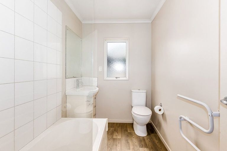 Photo of property in 5/16 Black Rock Road, Newlands, Wellington, 6037