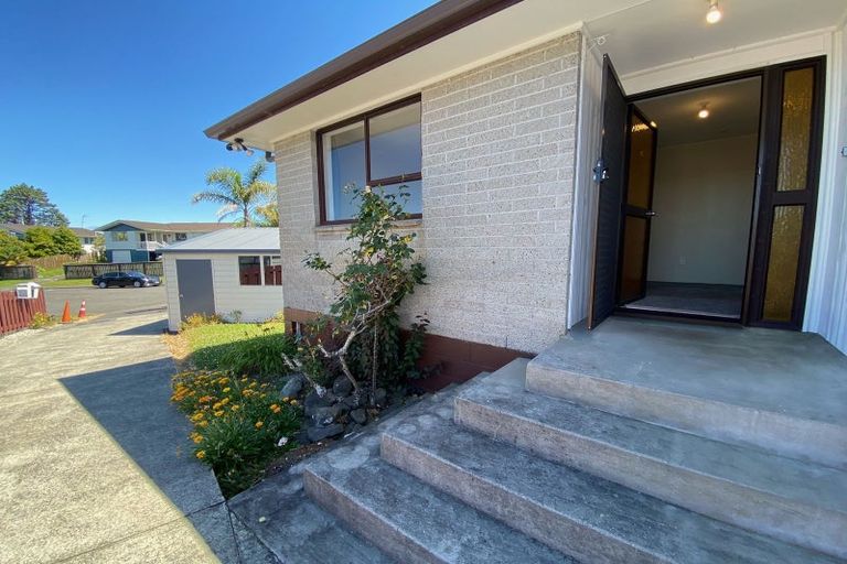 Photo of property in 15 Foyle Place, Glendene, Auckland, 0602