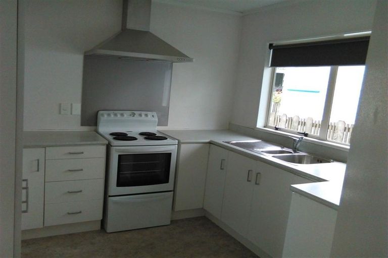 Photo of property in 2/2 Rook Place, Unsworth Heights, Auckland, 0632