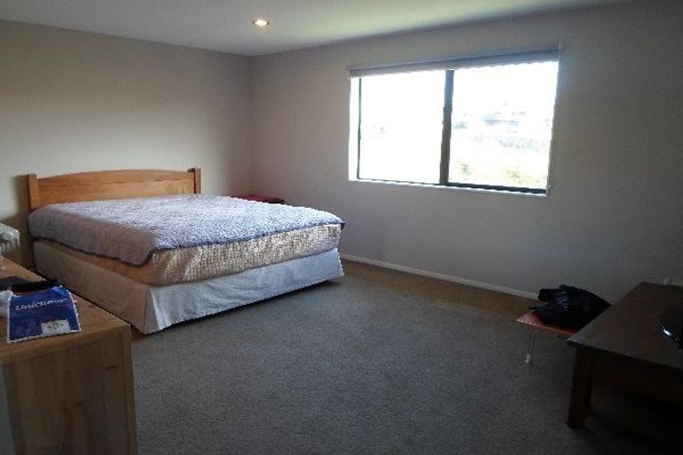 Photo of property in 20 Lakeridge Close, Northcross, Auckland, 0632