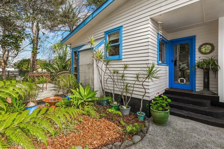 Photo of property in 32 Ferry Parade, Herald Island, Auckland, 0618