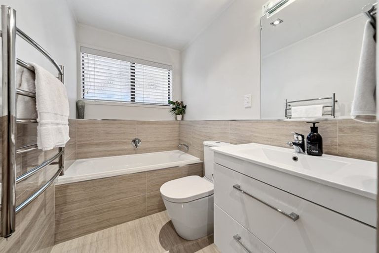 Photo of property in 2/27 Churchill Road, Murrays Bay, Auckland, 0630