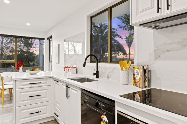 Photo of property in 2 Forest Hill Road, Henderson, Auckland, 0612