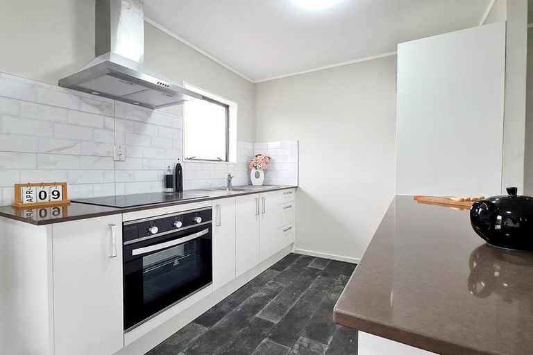 Photo of property in 11a De Bloge Place, Clendon Park, Auckland, 2103