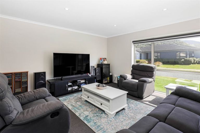 Photo of property in 4 Cory Jane Grove, Riverstone Terraces, Upper Hutt, 5018