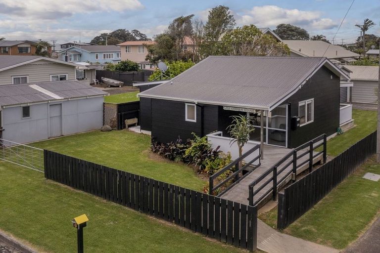 Photo of property in 6 Aputa Avenue, Te Puru, Thames, 3575