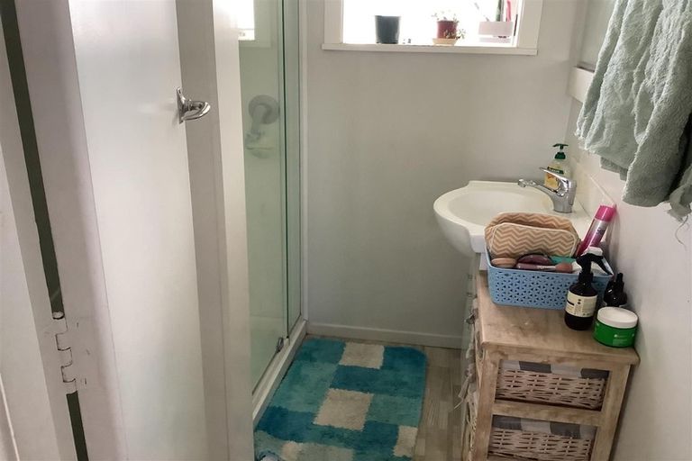 Photo of property in 2/18 Seaview Road, Glenfield, Auckland, 0629