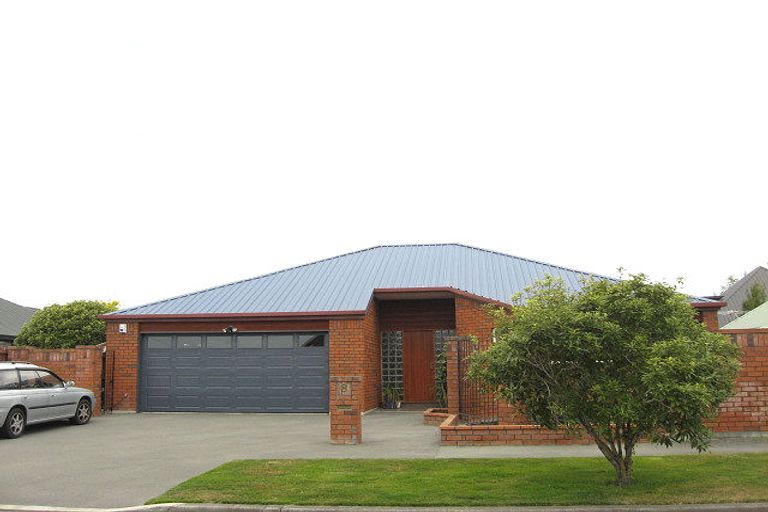Photo of property in 8 Millcroft Place, Parklands, Christchurch, 8083