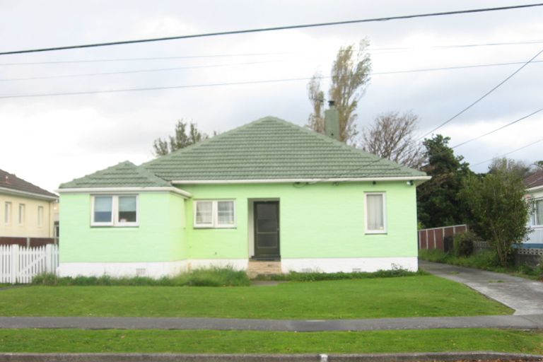 Photo of property in 15 Roberts Street, Epuni, Lower Hutt, 5011