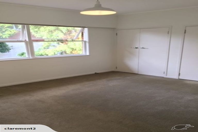 Photo of property in 24 Holdaway Avenue, Northcote, Auckland, 0627