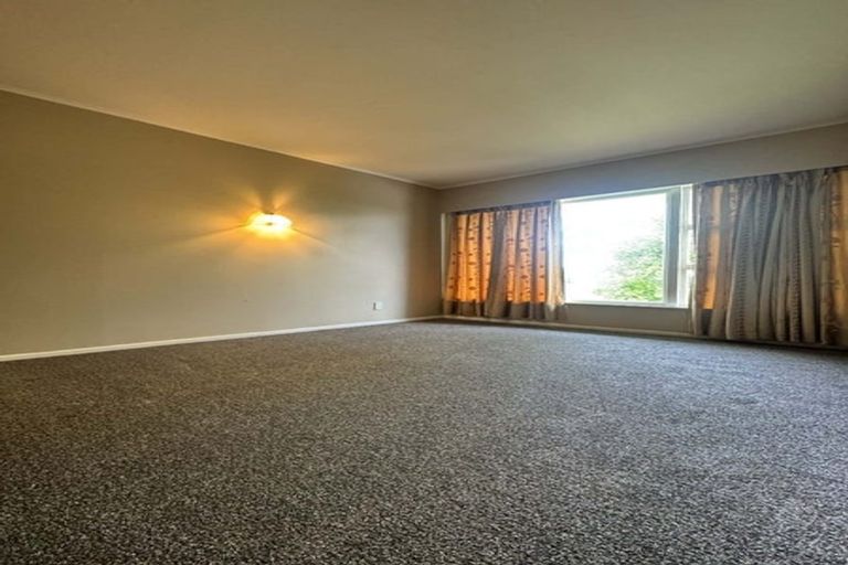 Photo of property in 25 Ellesmere Crescent, Pakuranga Heights, Auckland, 2010