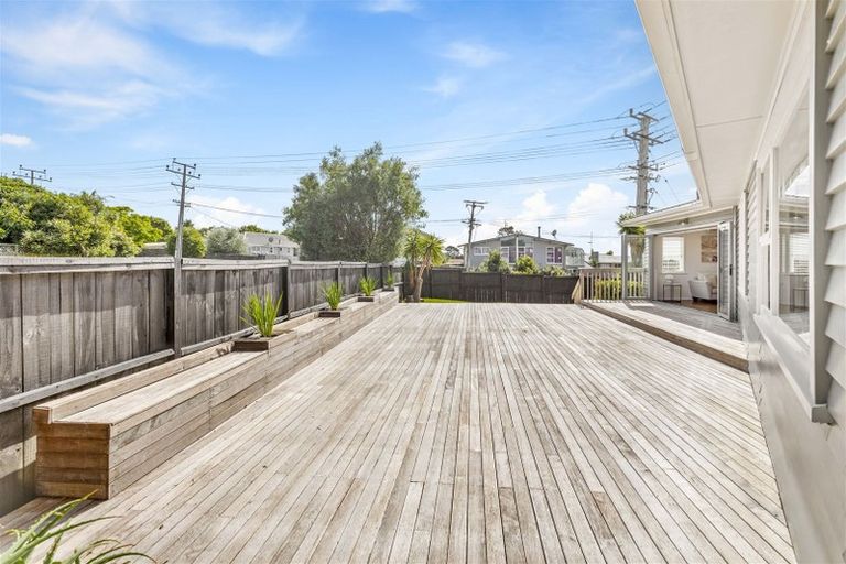 Photo of property in 2 Talavera Place, Te Atatu South, Auckland, 0602
