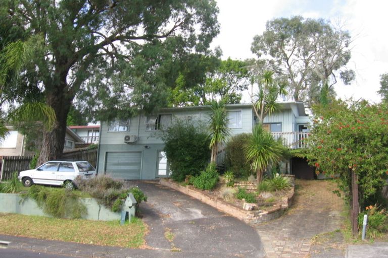 Photo of property in 18 Normanton Street, Glenfield, Auckland, 0629