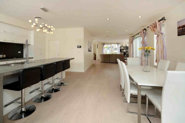 Photo of property in 39 Harrowglen Drive, Northcross, Auckland, 0632