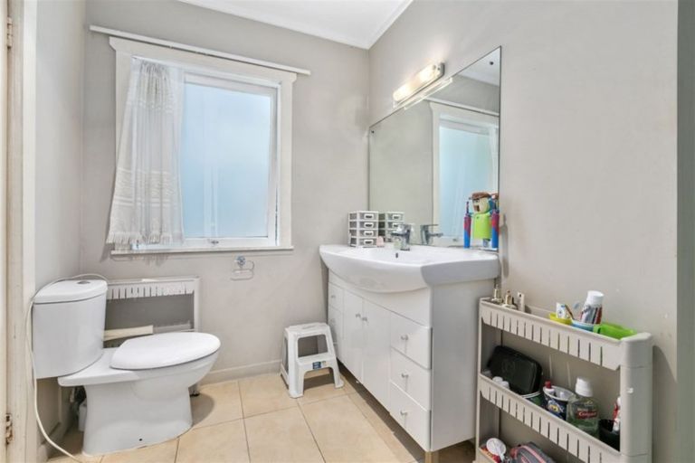 Photo of property in 183 Carlisle Road, Northcross, Auckland, 0632