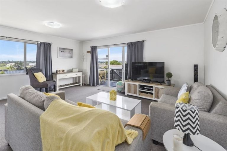 Photo of property in 1/317 Triangle Road, Massey, Auckland, 0614