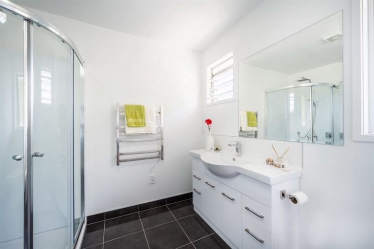 Photo of property in 9 Juniper Road, Sunnynook, Auckland, 0620