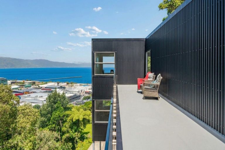 Photo of property in 18 Korokoro Road, Korokoro, Lower Hutt, 5012