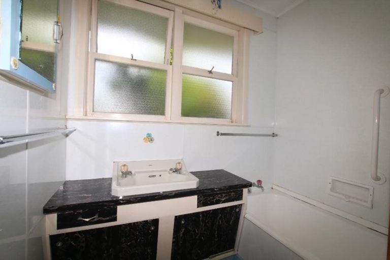 Photo of property in 12 Mawney Road, Henderson, Auckland, 0610