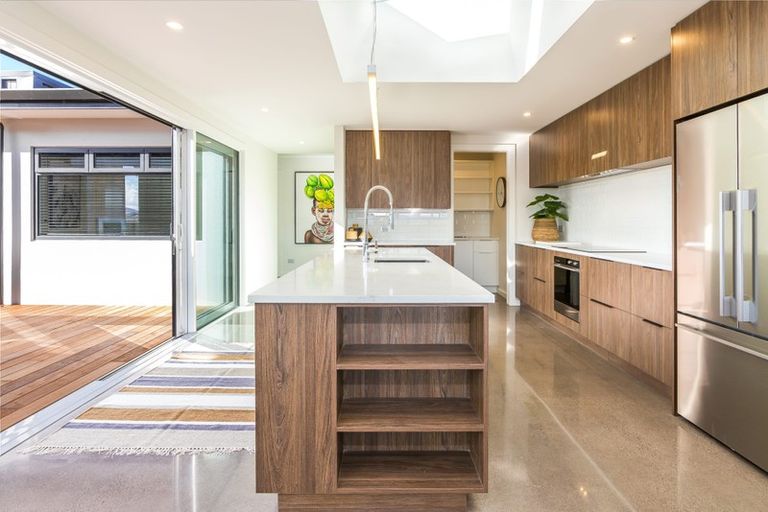 Photo of property in 2 Lochinvar Lane, Acacia Bay, Taupo, 3385