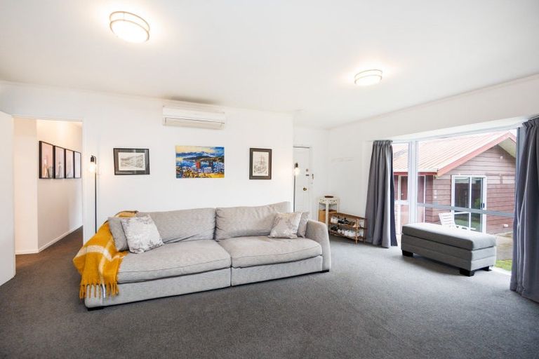 Photo of property in 21 Dalfield Place, Highbury, Palmerston North, 4412