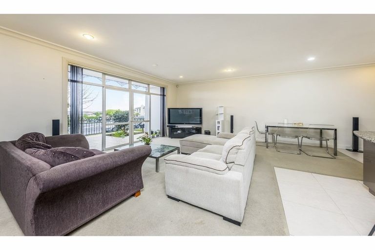Photo of property in 4/126 Stancombe Road, Flat Bush, Auckland, 2016