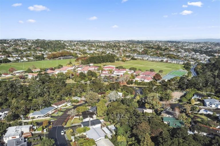 Photo of property in 1/3 Mcquoid Place, Glenfield, Auckland, 0629