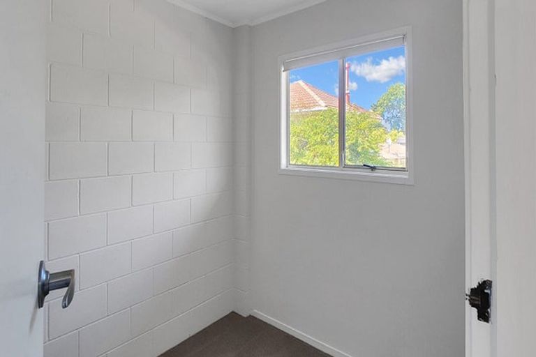 Photo of property in 15 Queen Mary Avenue, New Lynn, Auckland, 0600