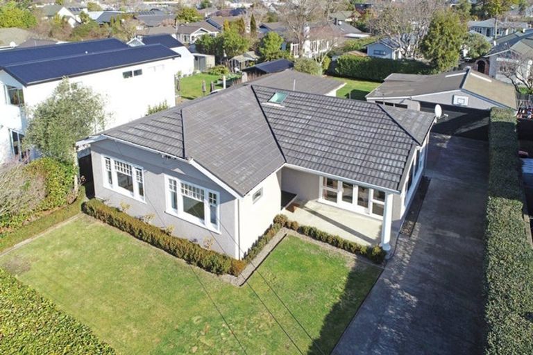 Photo of property in 37 Searells Road, Strowan, Christchurch, 8052