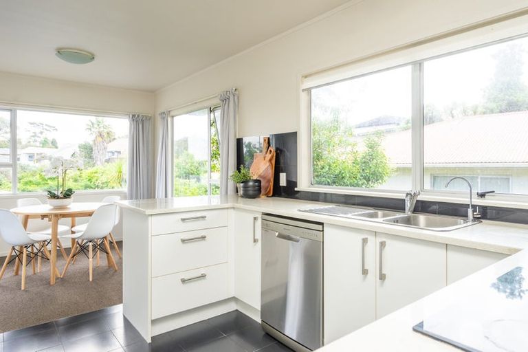 Photo of property in 2/218 East Coast Road, Forrest Hill, Auckland, 0620