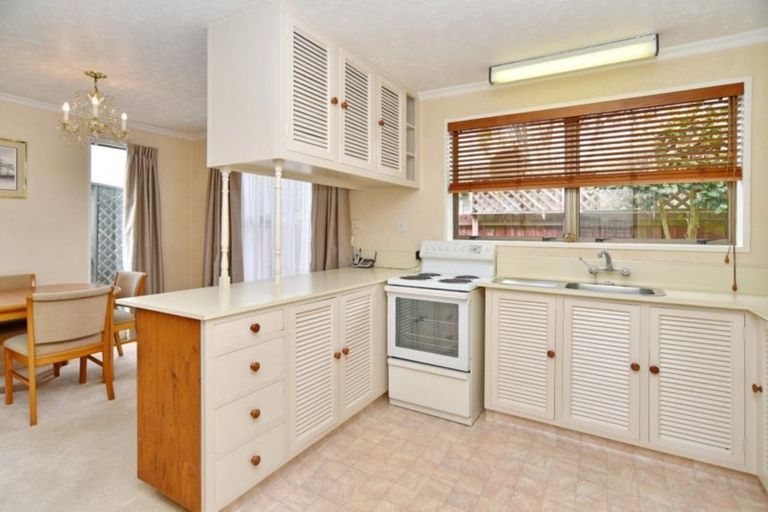 Photo of property in 17 Clivedon Place, Redwood, Christchurch, 8051