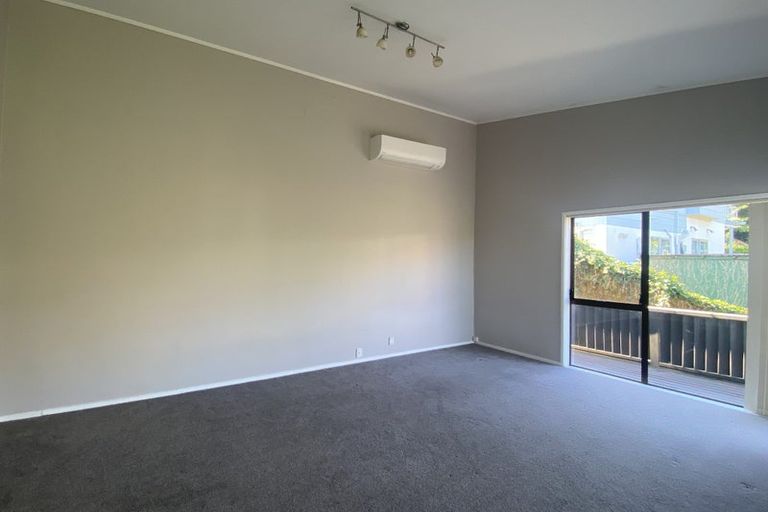 Photo of property in 43 Deverell Place, Northcross, Auckland, 0632