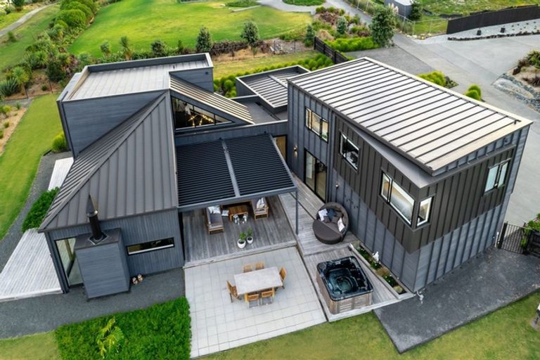 Photo of property in 11 Laguna Place, Matakatia, Whangaparaoa, 0930