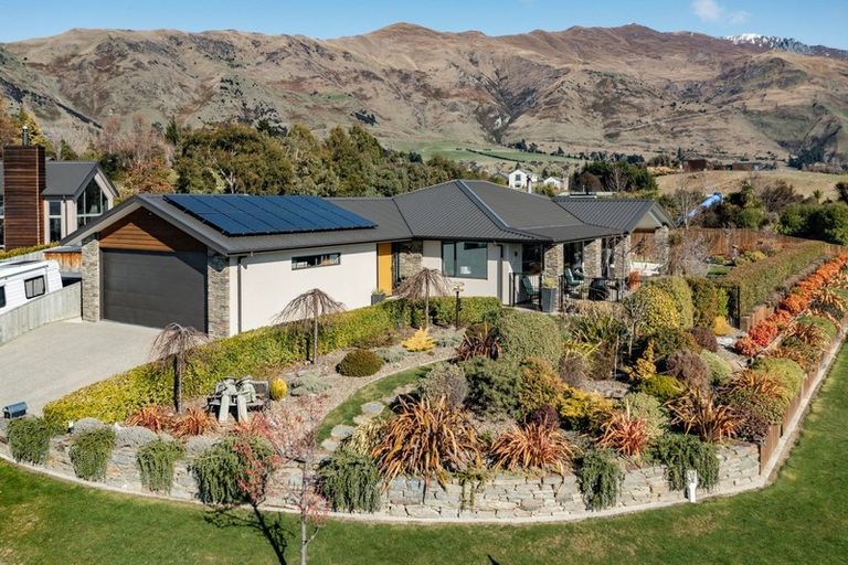 Photo of property in 2 Turnbull Crescent, Wanaka, 9305