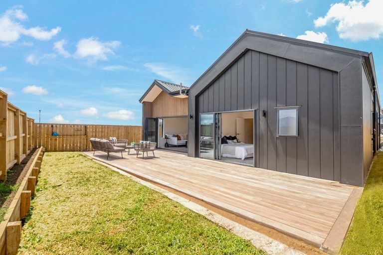 Photo of property in 14 Whata Street, Clarks Beach, 2122