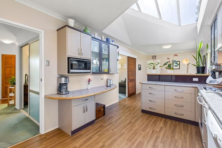 Photo of property in 17 Scanlen Terrace, Kelston, Auckland, 0602