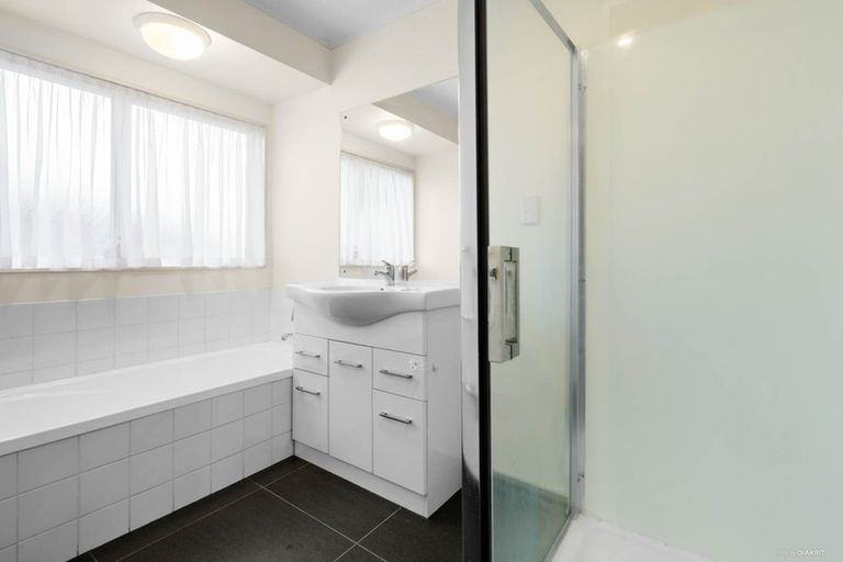 Photo of property in 7a Nerissa Place, Randwick Park, Auckland, 2105