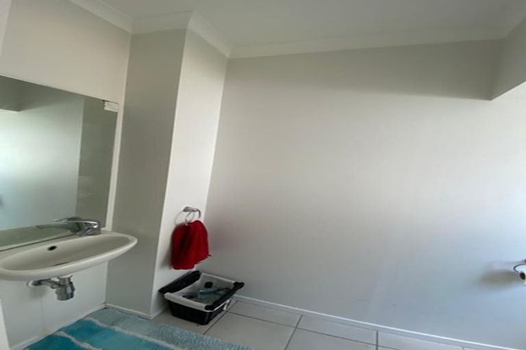 Photo of property in 44 Brashier Circle, Sunnyvale, Auckland, 0612