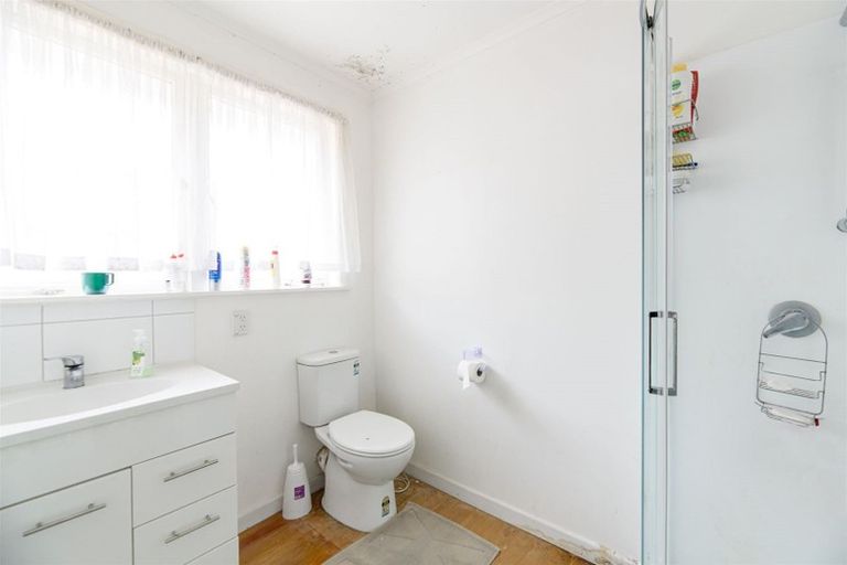 Photo of property in 19 Yeovil Road, Te Atatu Peninsula, Auckland, 0610