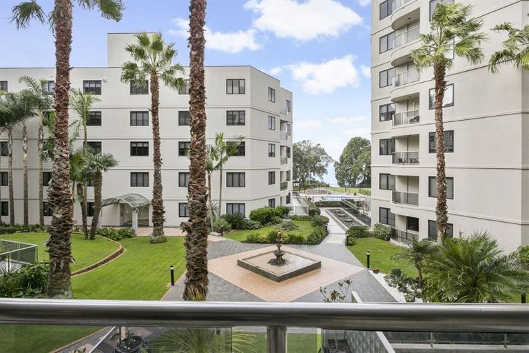 Photo of property in 1a/171 Hurstmere Road, Takapuna, Auckland, 0622