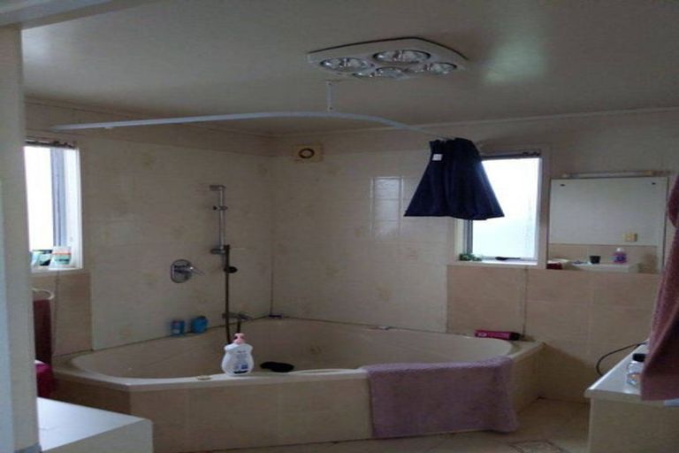 Photo of property in 293 Boord Crescent, Kumeu, 0891