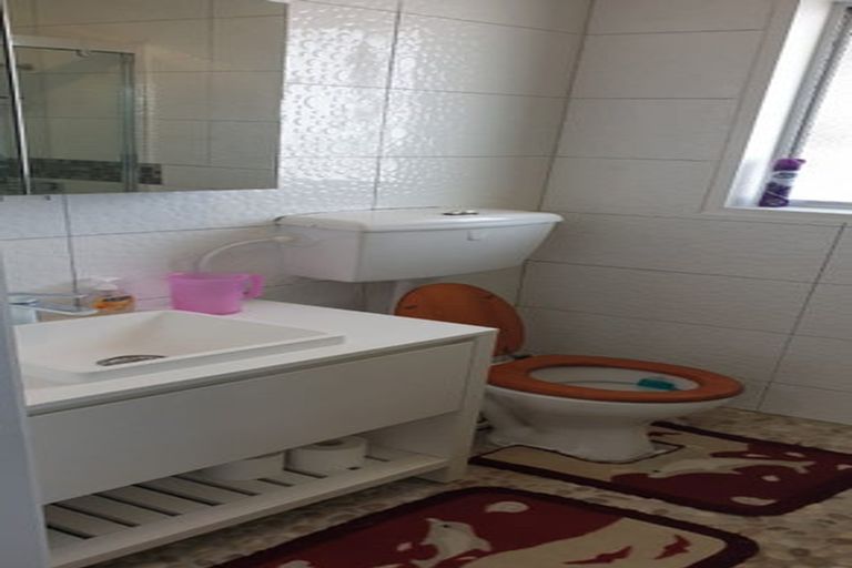 Photo of property in 2 Chisholm Place, Mangere East, Auckland, 2024